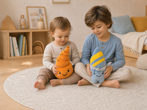 Zwei Kinder unterschiedlichen Alters hören mit den smarten Kuscheltieren Mia und Nalu altersgerechte Hörspiele in einem hellen Kinderzimmer.