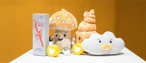 Lenabo Über uns Banner mit Innovation Award 2025 der Kind + Jugend (Kategorie Toys & Education) – ausgezeichnetes smartes Spielsystem bestehend aus Lenabo Smart Speaker und Lenabie Kuscheltieren, prämiert auf der Weltleitmesse für Baby- und Kleinkindausstattung im September 2025.