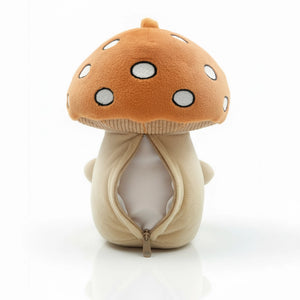 Lenabie Pilz Felix als klassisches Kuscheltier mit geöffneter Innentasche – zeigt das Lenabie ohne eingesetzten Lenabo Smart Speaker, bereit zur individuellen Erweiterung, kompatibel mit dem Lenabo Smart Speaker für personalisierte Geschichten, Musik und Lerninhalte ab Geburt.