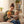 Mutter spielt mit Baby und Lenabie Felix (Pilz) auf dem Sofa – weiches Audio-Kuscheltier für Babys und Kleinkinder, kompatibel mit dem Lenabo Smart Speaker, ideal für erste Hör-Erlebnisse und gemeinsame Kuschelzeit