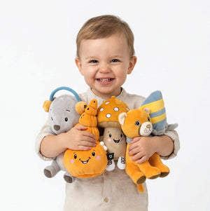 Kleinkind hält stolz seine Sammlung an Lenabies in den Armen. Jedes Lenabie hat seine eigenen Audioinhalte. So lässt sich bequem durch Einsatz des Lenabo Smart Speakers das jeweils gewünschte Lenabie aktivieren und die zugehörige Audiowiedergabe starten. Der Smart Speaker kann bequem entnommen und in andere Lenabies eingesetzt werden, um diese zu aktivieren. So lassen sich stetig neue Lenabies mit immer neuen Audioinhalten sammeln. Alle Lenabies sind auch vollwertige Kuscheltiere und maschinenwaschbar.