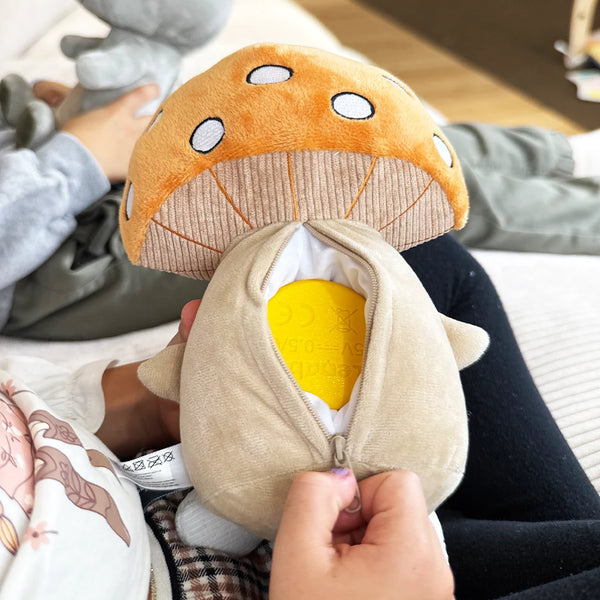 Lenabo Smart Speaker im Lenabie Felix (Pilz) – Detailaufnahme der Innentasche mit eingesetztem Audiomodul, das sicher per Reißverschluss im Lenabie Kuscheltier verstaut wird, einfach austauschbar für alle Lenabie Motive und ideal für personalisierte Geschichten, Musik und altersgerechte Audioinhalte ab Geburt.