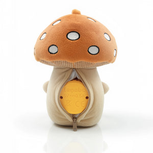 Lenabie Pilz Felix mit eingesetztem Lenabo Smart Speaker – zeigt das Kuscheltier als interaktives Smart Toy mit integriertem Audiomodul in der Innentasche, kompatibel mit allen Lenabie Charakteren und aktiviert altersgerechte Audioinhalte wie Geschichten, Melodien und Lernangebote.