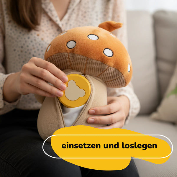 Lenabo Smart Speaker im Lenabie – zeigt das einfache Einsetzen des kompakten Audiomoduls in die Innentasche eines Lenabie Kuscheltiers, passend für alle Lenabie Motive, aktiviert individuelle Geschichten und Audioinhalte und macht das Lenabie über die Lenabo App steuerbar, begleitet Kinder ab Geburt mit altersgerechten Inhalten bis ins Schulalter.