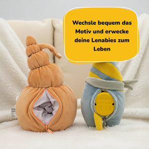 Rückansicht von Lenabie Mia (Muschel) und Lenabie Nalu (Surfboard) mit geöffnetem Fach für den Lenabo Smart Speaker – herausnehmbarer, mobiler Lautsprecher zum einfachen Wechseln des Motivs, kompatibel mit allen Lenabies im Lenabo Starter Kit mit 60+ Minuten Audioinhalt pro Lenabie Kuscheltier.