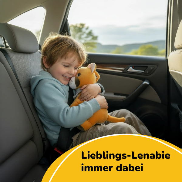 Lenabo Starter Kit mit Lenabie Tali (Puma) und Lenabo Smart Speaker – Kleinkind sitzt angeschnallt im Autositz und hält das Audio-Kuscheltier, ideal für Autofahrten, Reisen und unterwegs, mobiler Hörspiel- und Einschlafbegleiter für Kinder ab 0 Jahren